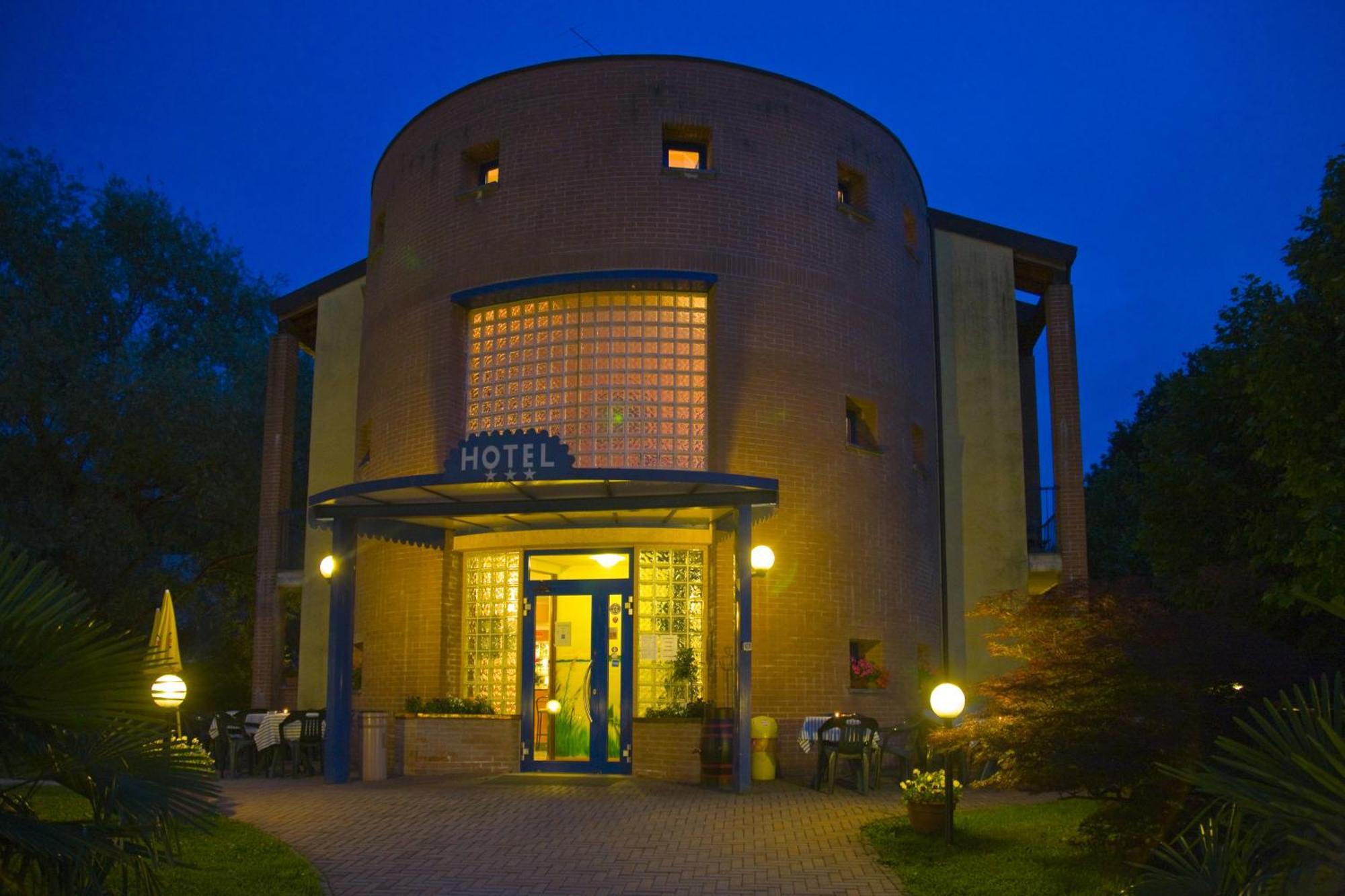 Hotel Il Canneto Porto Ceresio Ngoại thất bức ảnh