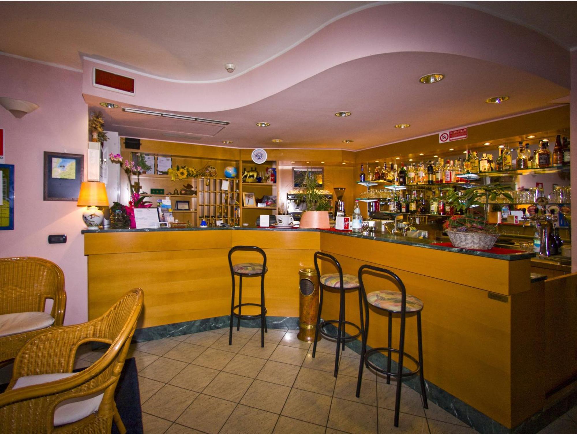 Hotel Il Canneto Porto Ceresio Ngoại thất bức ảnh