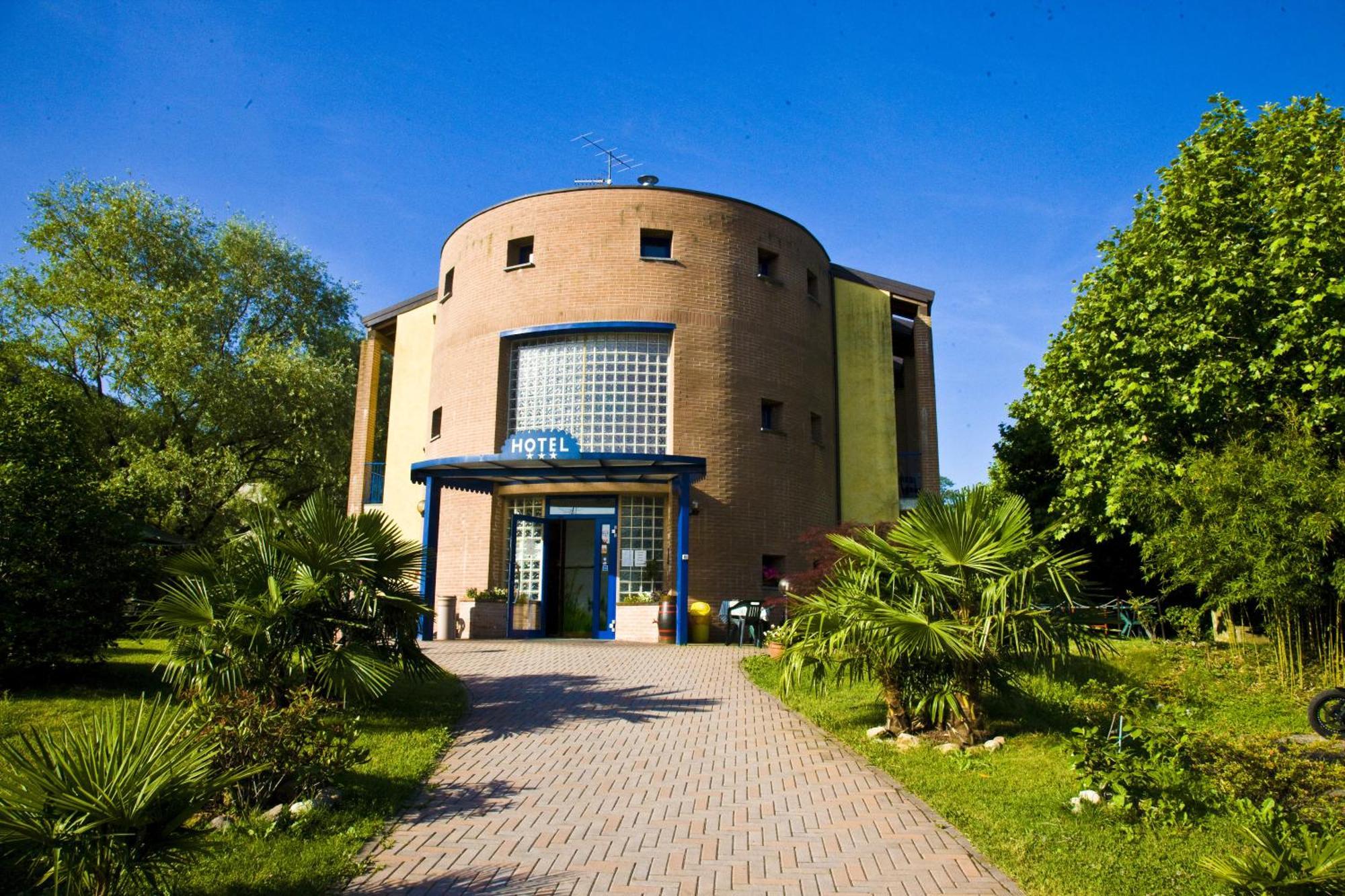 Hotel Il Canneto Porto Ceresio Ngoại thất bức ảnh